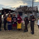 Jaksa Bagi Takjil di Kampung Nelayan