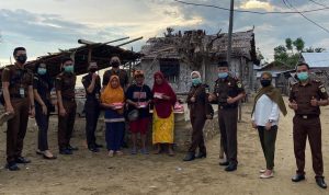 Jaksa Bagi Takjil di Kampung Nelayan