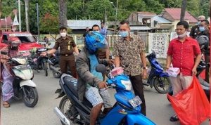Kejari Donggala Bagi Takjil Buka Puasa