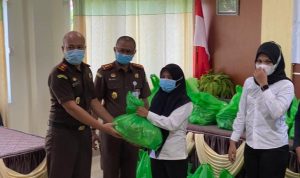 Warga Terdampak PPKM Dapat Sembako Dari Jaksa Warga Terdampak PPKM Dapat Sembako Dari Jaksa