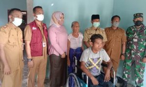 Keluarga Penyandang Disabilitas Menangis Terima Bantuan Kursi Roda