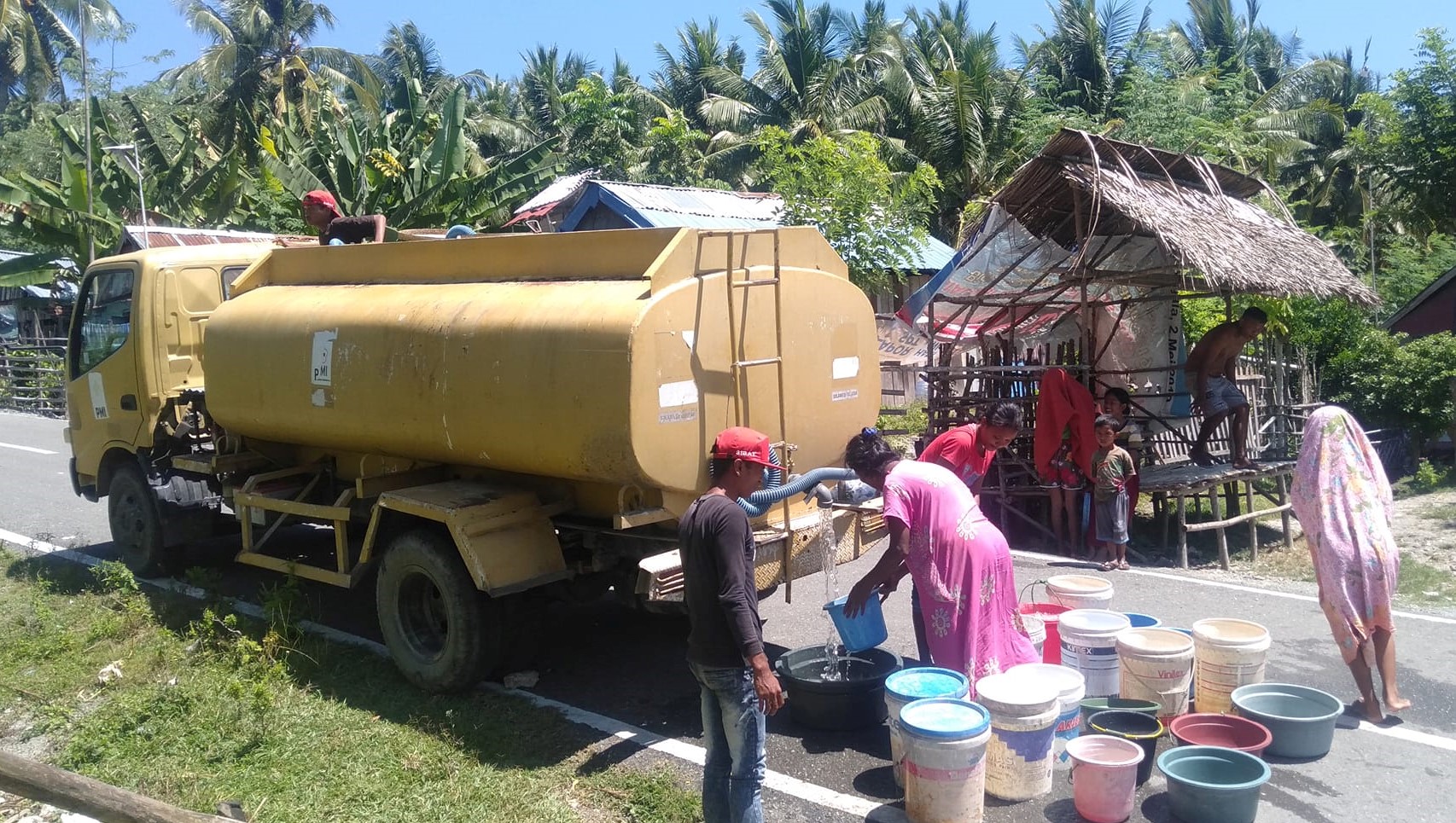 PMI Distribusikan Air Bersih Untuk Warga Banawa