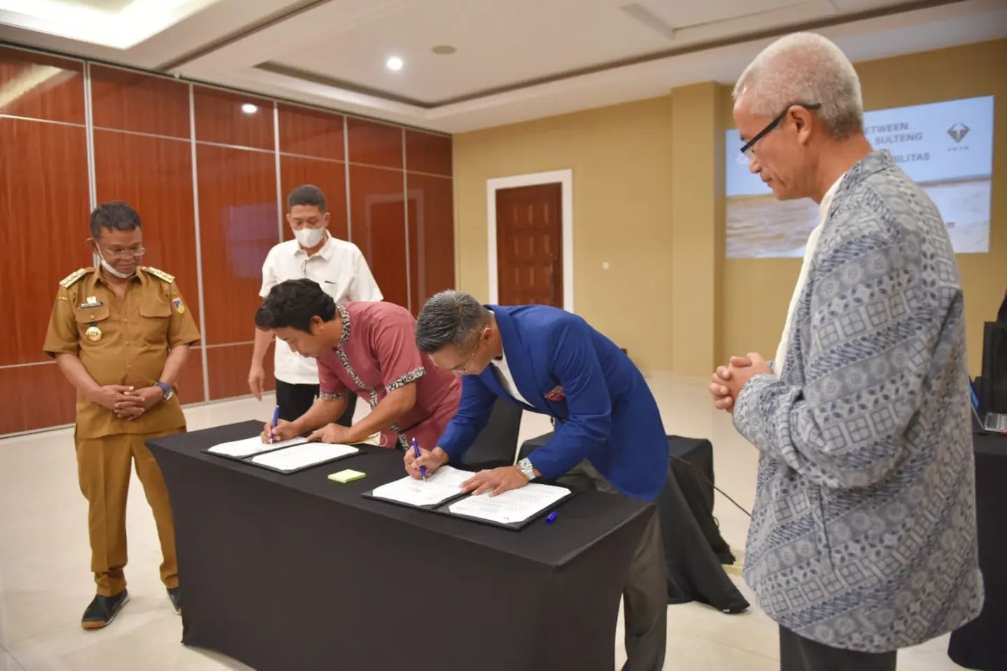 Gubernur Sulawesi Tengah Menyaksikan Penandatanganan Nota Kesepahaman Penyediaan Bijih Nikel