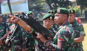 Kaskostrad Periksa Kesiapan Operasi Satgas Yon Armed