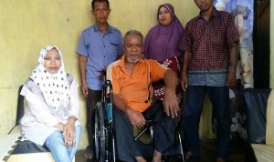 Dinsos Donggala Berikan Kursi Roda Penyandang Disabilitas