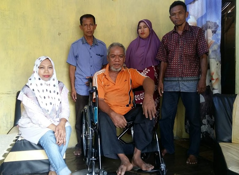 Dinsos Donggala Berikan Kursi Roda Penyandang Disabilitas