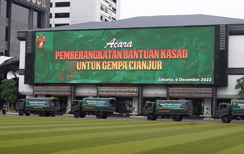 Kasad TNI AD Lepas 10 Truk Bansos ke Cianjur
