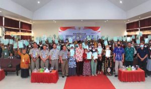 Kakantah Donggala Hadiri Penyerahan Sertipikat Tanah Gratis