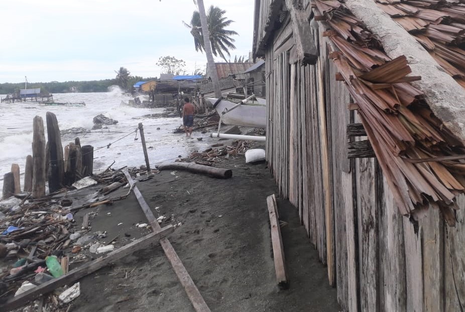 Ombak Besar Hantam Rumah Warga Desa Towale