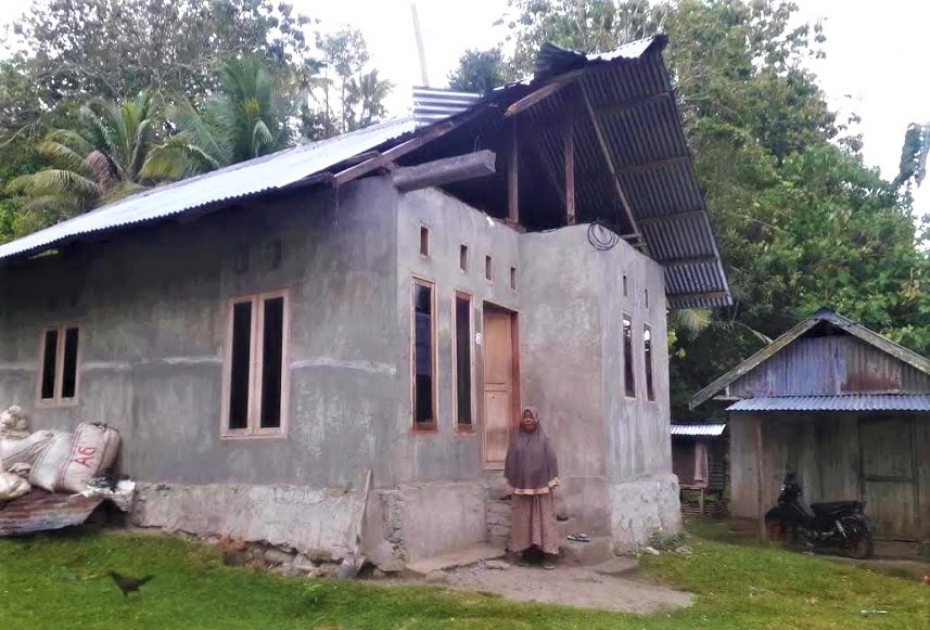 Rumah Warga Lampo Nyaris Roboh Dihantam Angin