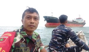 Personel TNI-AL dan Babinsa Parak Bantu Crue KM Sriwijaya Makmur