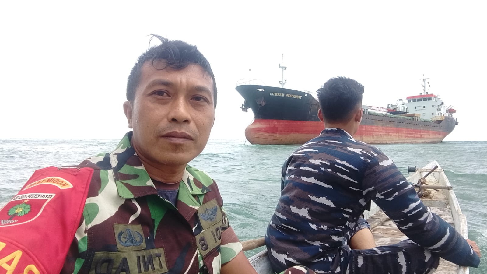 Personel TNI-AL dan Babinsa Parak Bantu Crue KM Sriwijaya Makmur