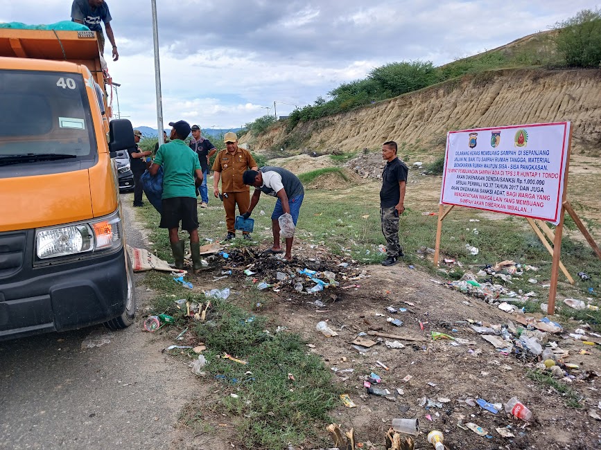 Ketua Satgas Pancasila Kelurahan Tondo Pasang Baliho Larangan Buang Sampah