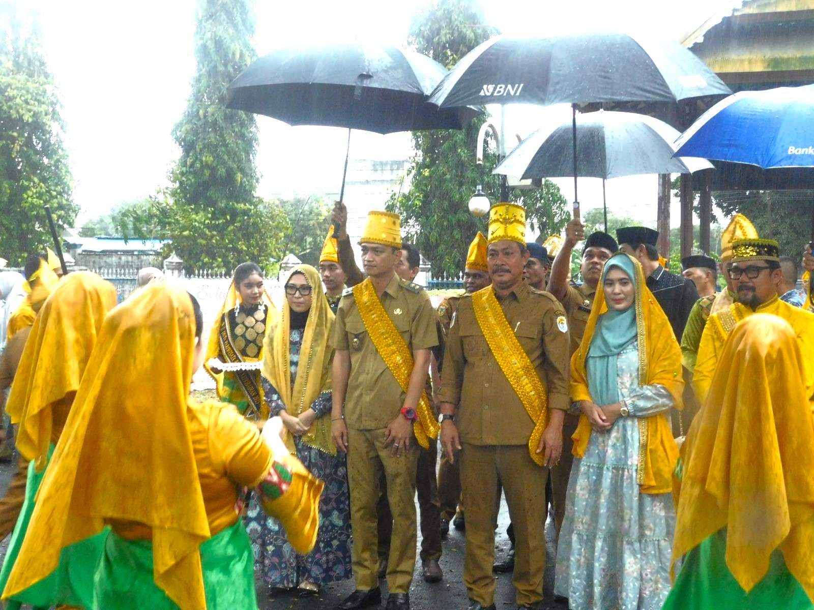 Bupati dan Wakil Bupati Tolitoli Disambut Meriah dengan Adat Tolitoli