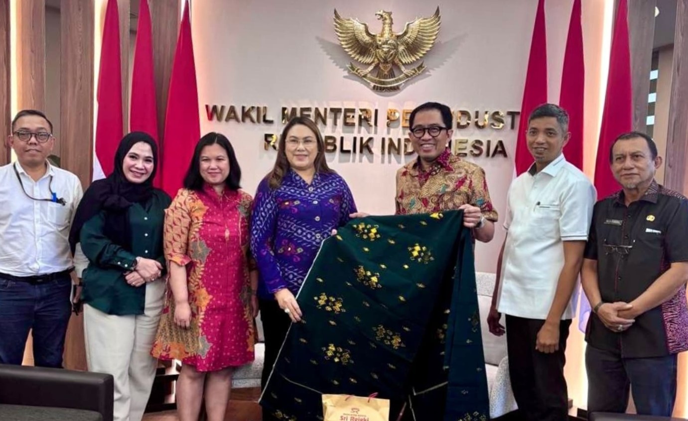Bupati Vera Elena Laruni Serahkan Batik Bomba kepada Wamen Perindustrian