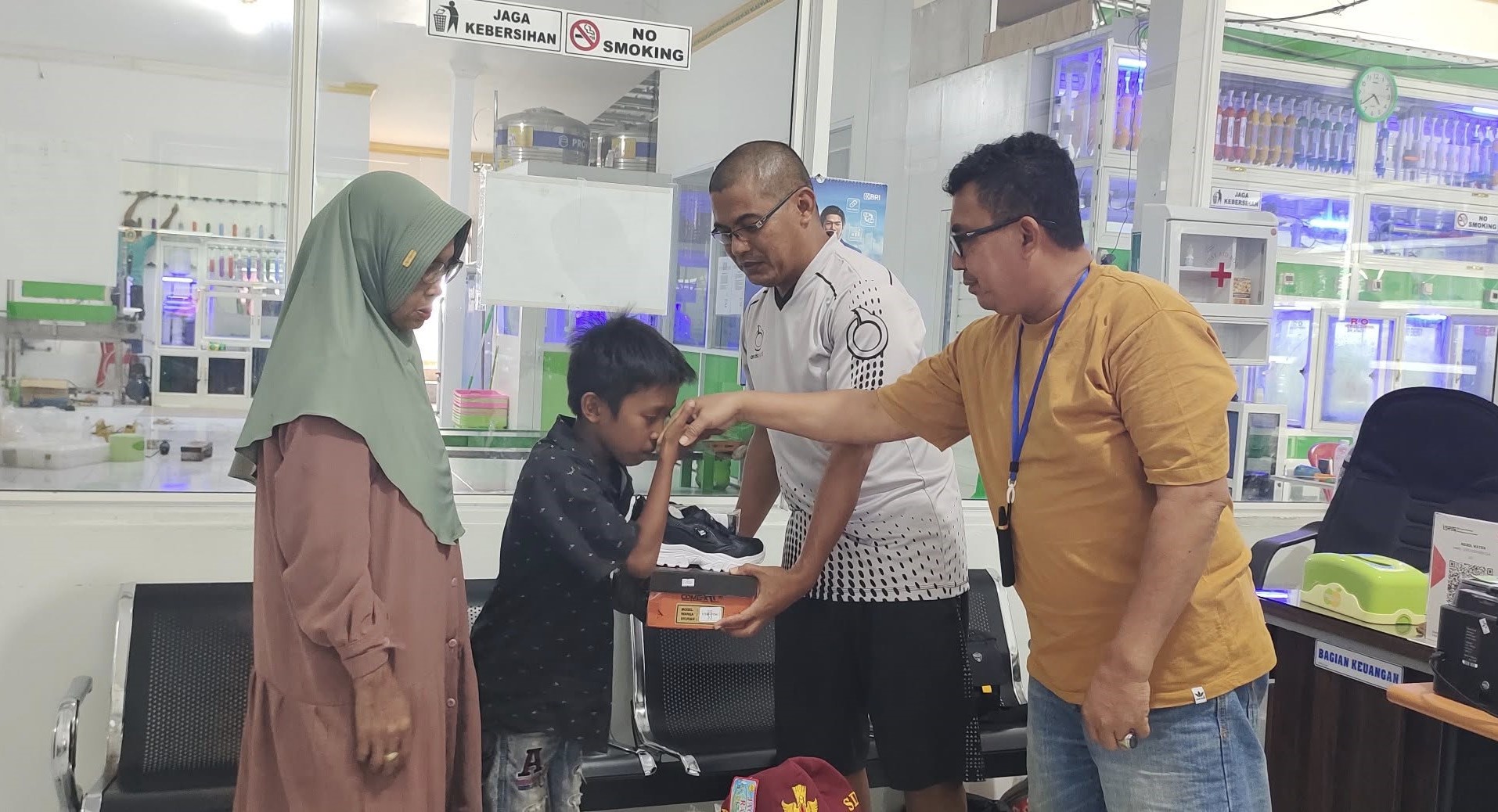 CV. Mitra Sojol Serahkan Perlengkapan Seragam Sekolah kepada Murid Kurang Mampu