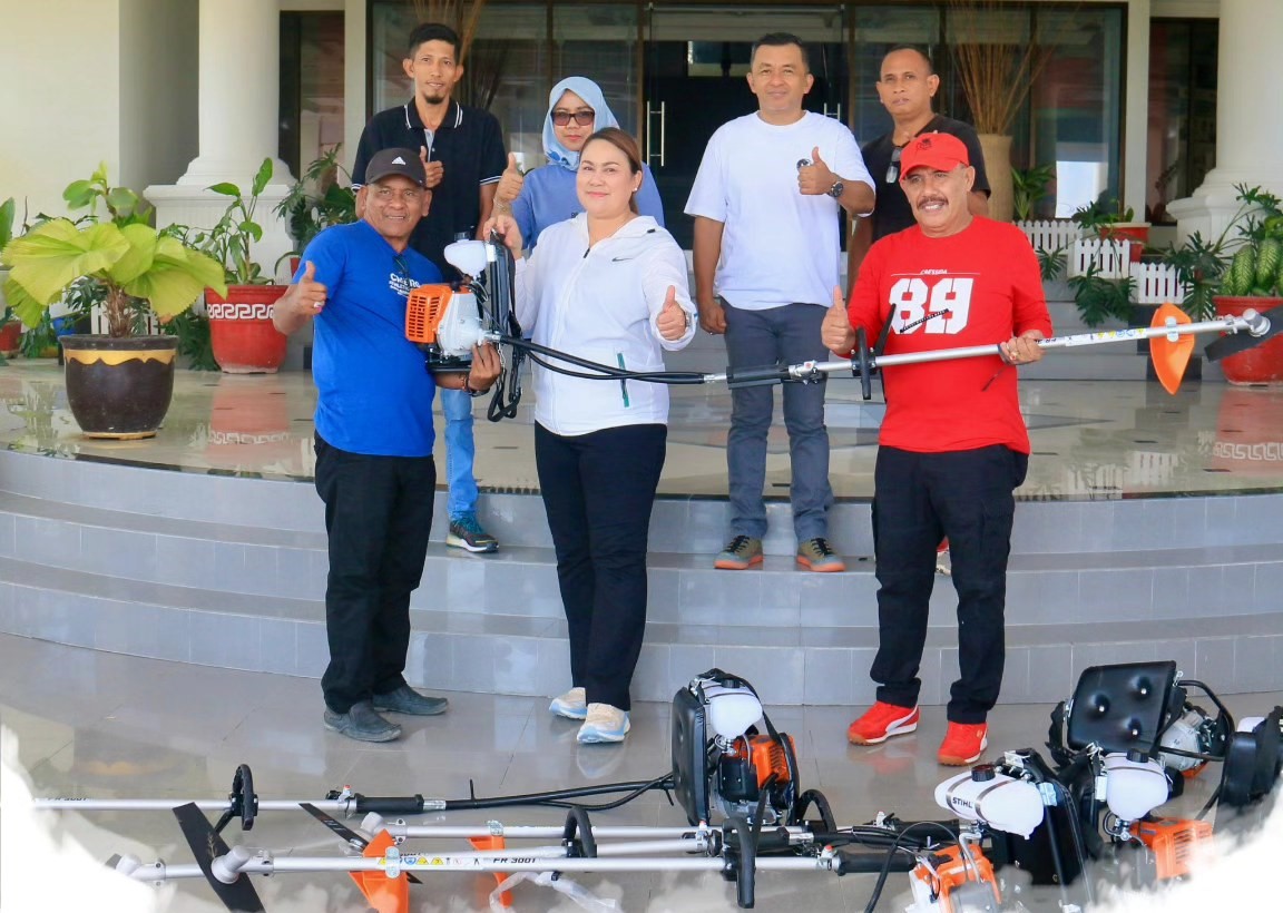 Gulirkan Program Bersih-Bersih, Pemkab Donggala Serahkan 50 Mesin Pemotong Rumput