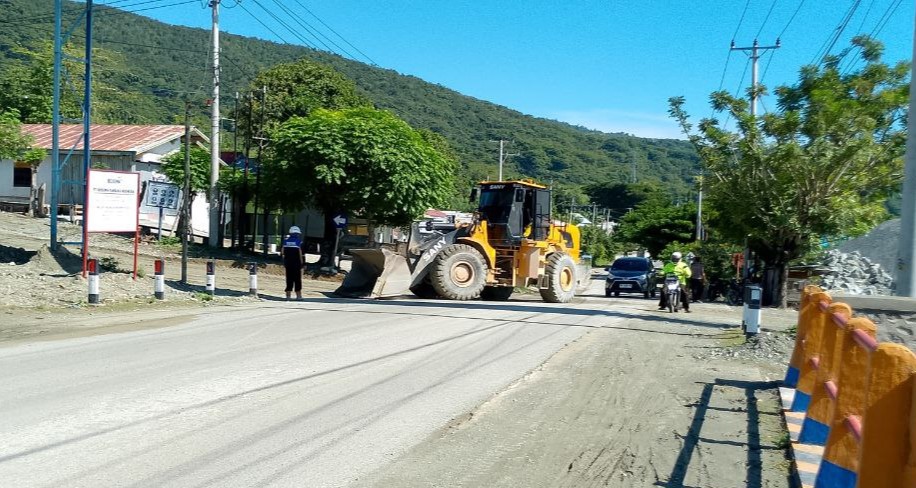 PT Bosowa Tambang Indonesia Bersihkan Material di Jalan Poros