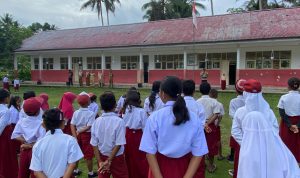 Bripka Annas Jadi Pembina Upacara Bendera di SDN 17 Banawa Selatan