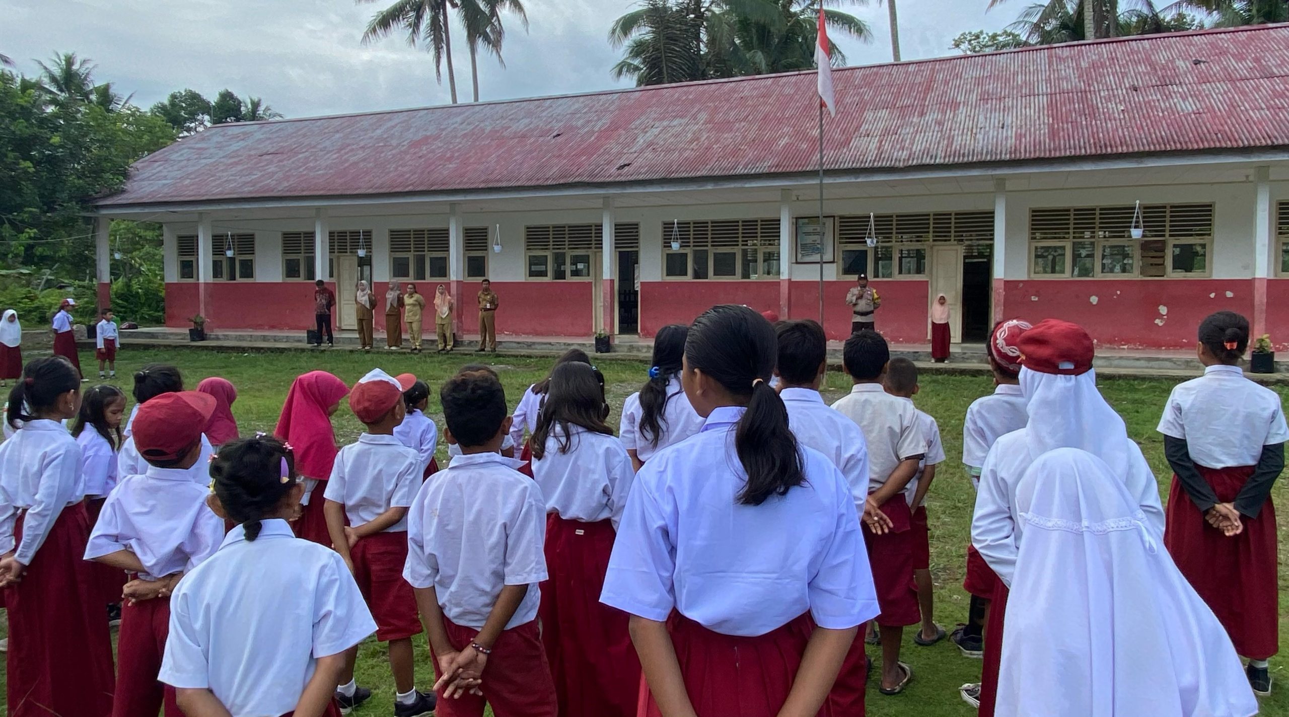 Bripka Annas Jadi Pembina Upacara Bendera di SDN 17 Banawa Selatan
