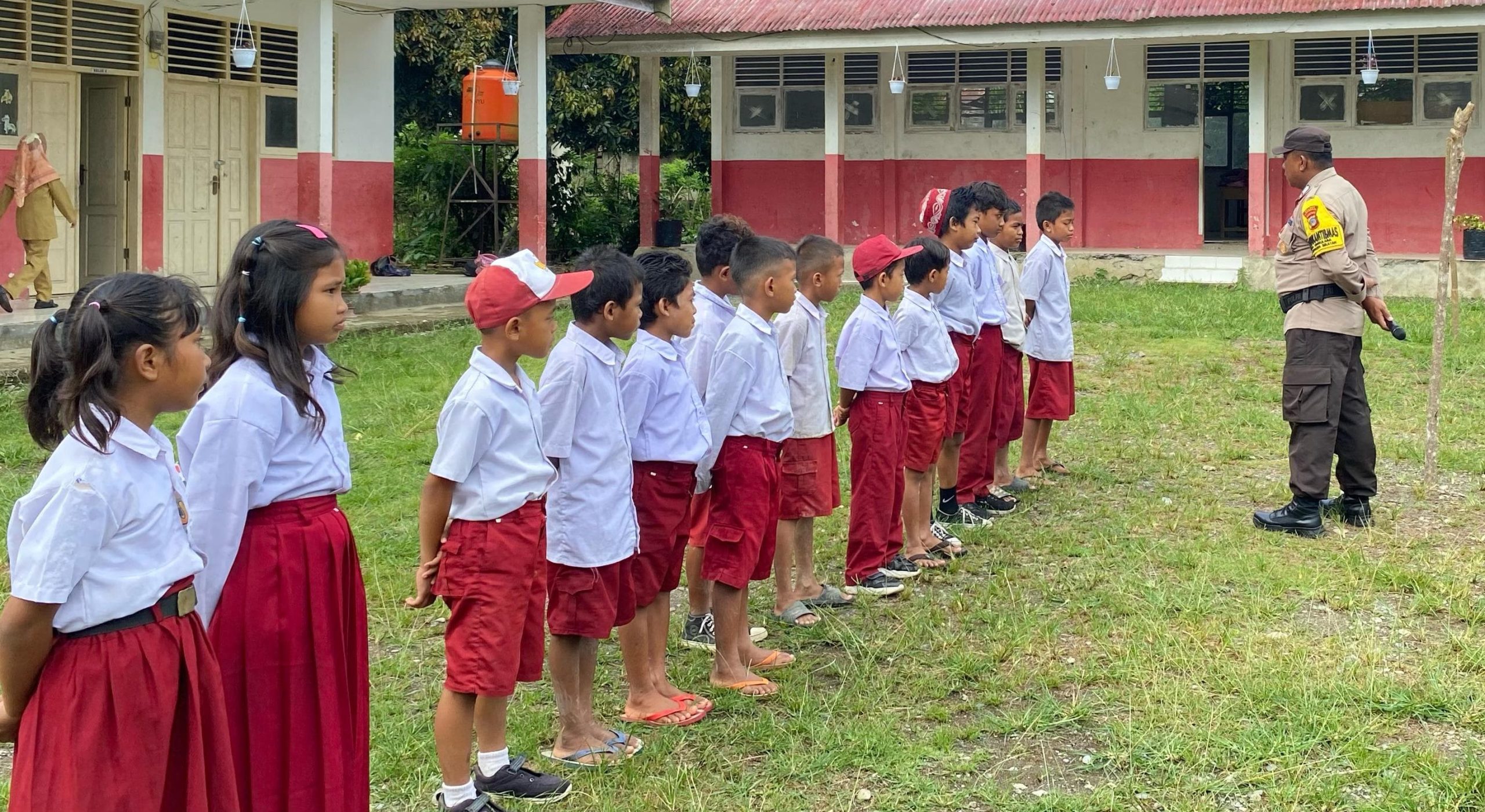 Bripka Annas Jadi Pembina Upacara Bendera di SDN 17 Banawa Selatan