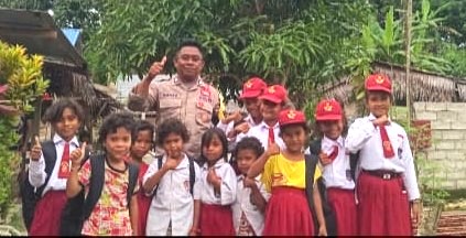 Bripka Annas Beri Bantuan dan Edukasi Kamtibmas kepada Murid