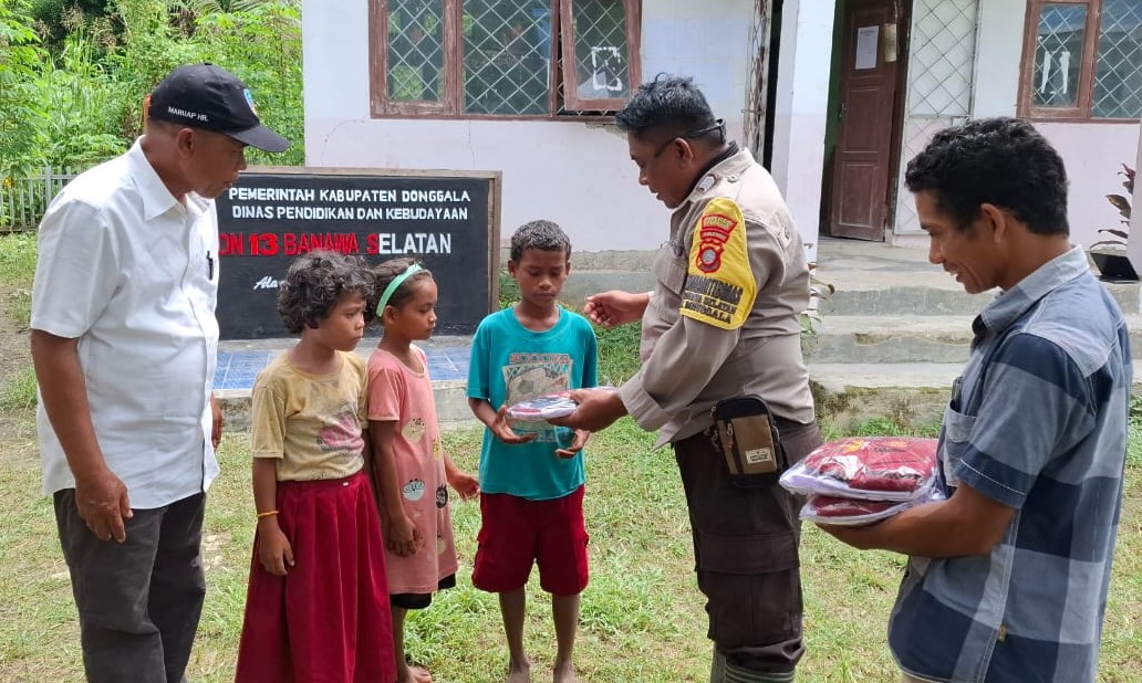 Bripka Annas Beri Bantuan dan Edukasi Kamtibmas kepada Murid