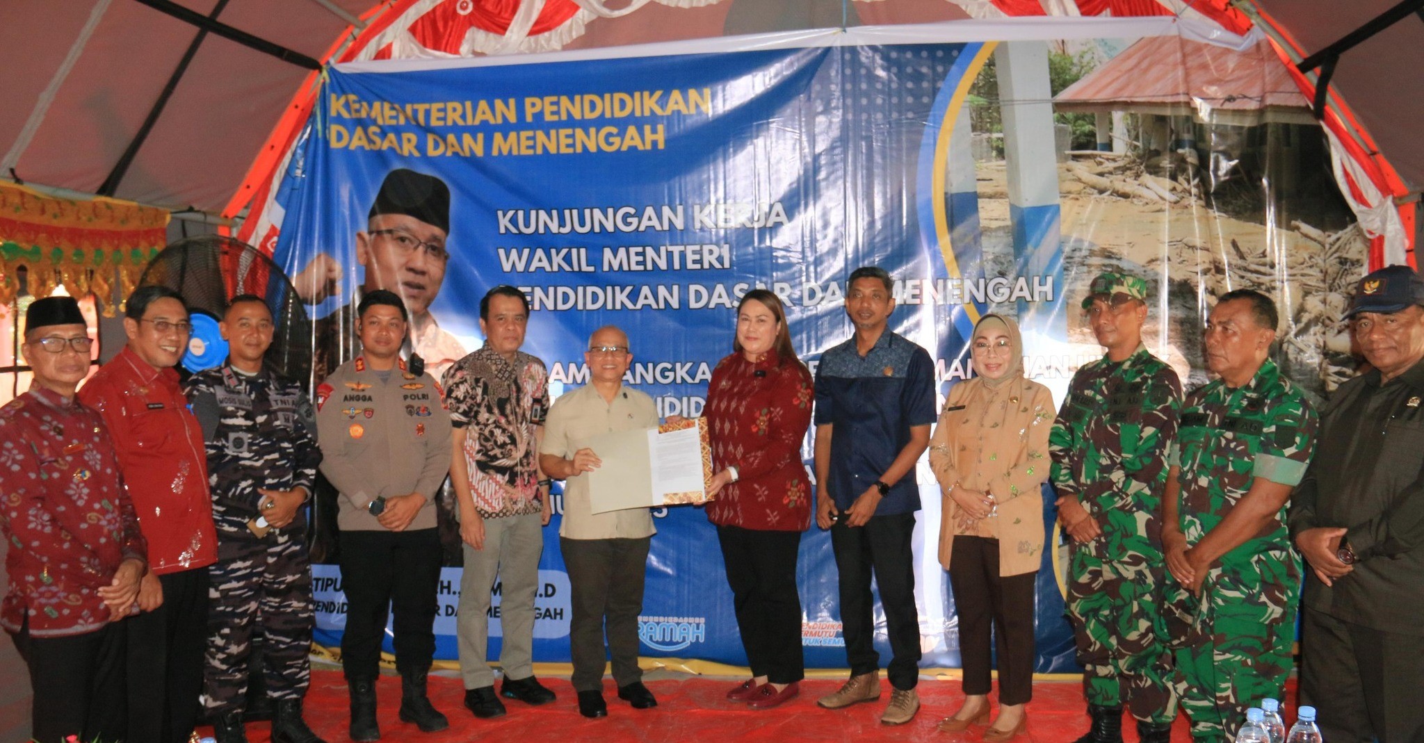 Wamendikdasmen RI Bawa Harapan dan Bantuan Nyata kepada Sekolah Terdampak Banjir Bandang di Donggala