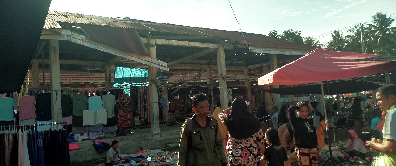 Pasar Lembasada Nyaris Roboh, Pedagang Meluber Hingga ke Jalan Trans
