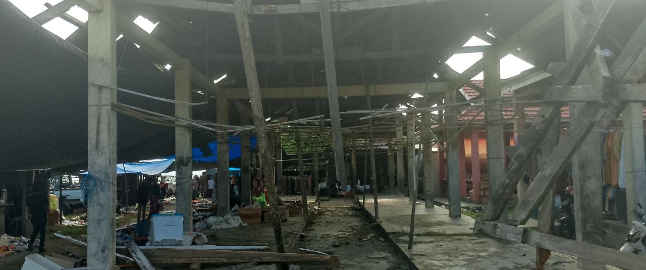 Pasar Lembasada Nyaris Roboh, Pedagang Meluber Hingga ke Jalan Trans 