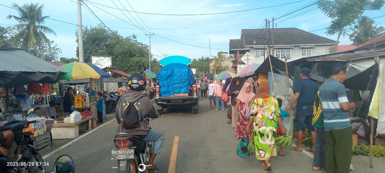 Pasar Lembasada Nyaris Roboh, Pedagang Meluber Hingga ke Jalan Trans 