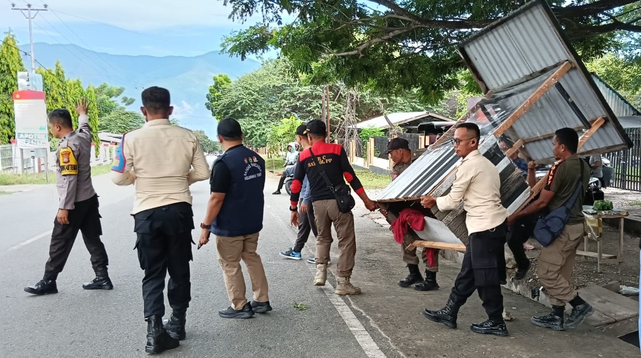 Penertiban PKL di Jalan Untad I: Satgas Gabungan Tindak Tegas Demi Kebersihan dan Ketertiban