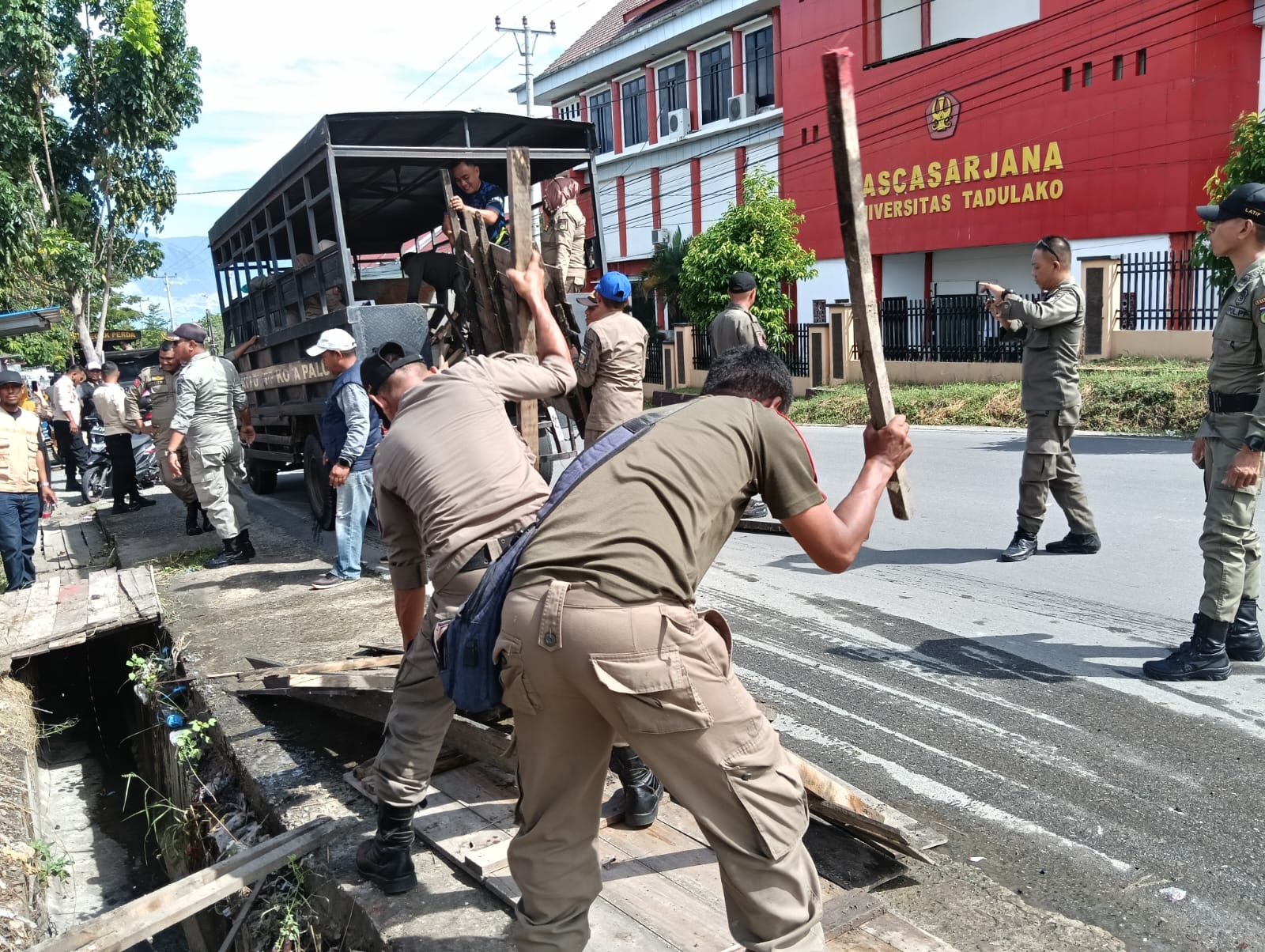 Penertiban PKL di Jalan Untad I: Satgas Gabungan Tindak Tegas Demi Kebersihan dan Ketertiban