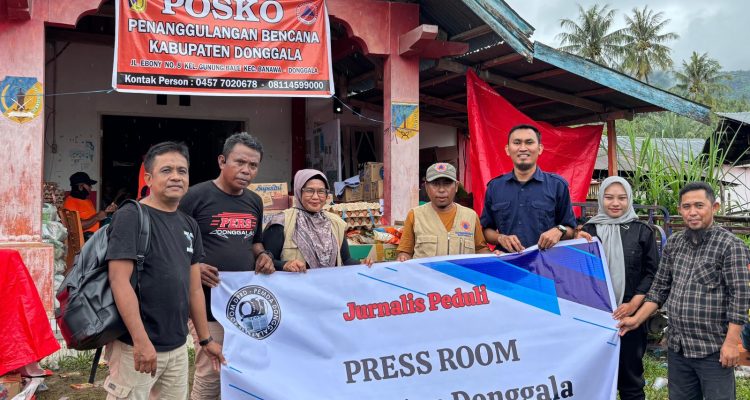 Jurnalis Donggala Tunjukkan Solidaritas, Salurkan Bantuan untuk Korban Banjir Bandang di Desa Wombo