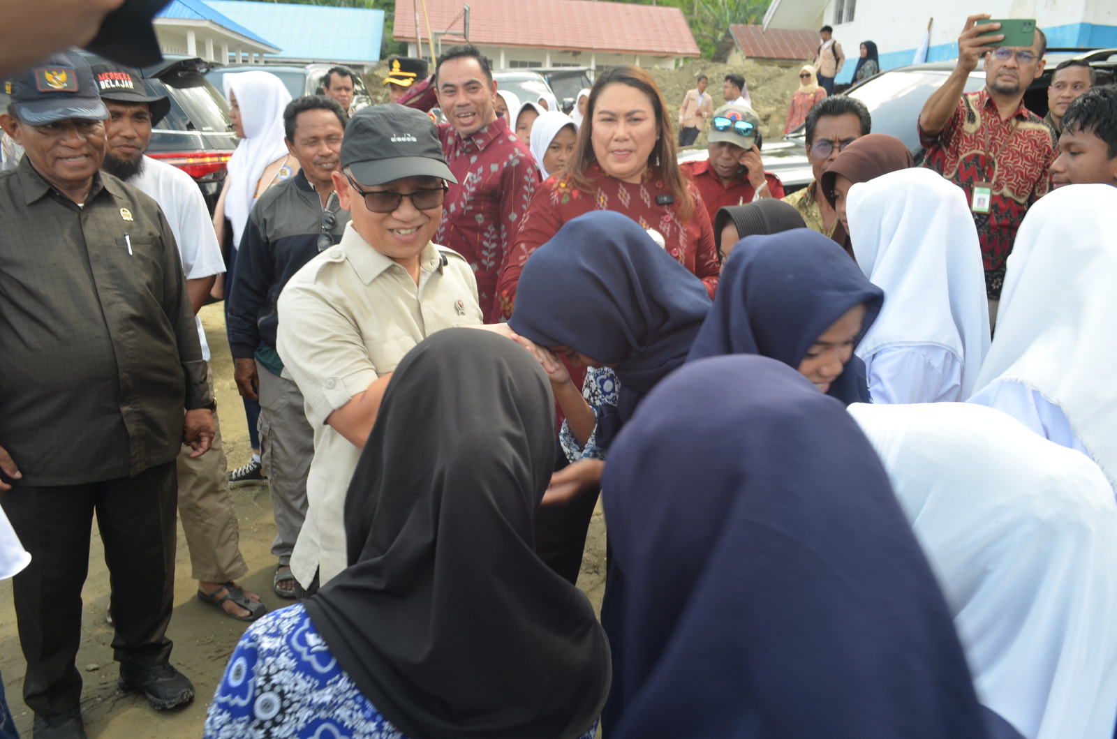 Wamendikdasmen RI Bawa Harapan dan Bantuan Nyata kepada Sekolah Terdampak Banjir Bandang di Donggala