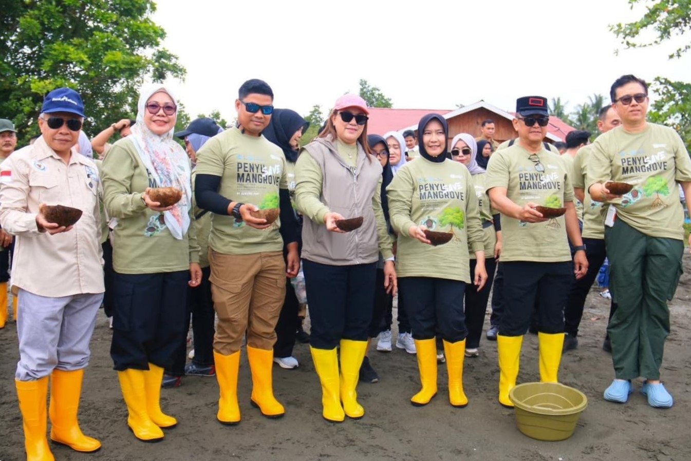 Kajati Sulteng Bersama Bupati Donggala Lepas Tukik dan Tanam Mangrove: Simbol Harapan untuk Laut dan Masa Depan