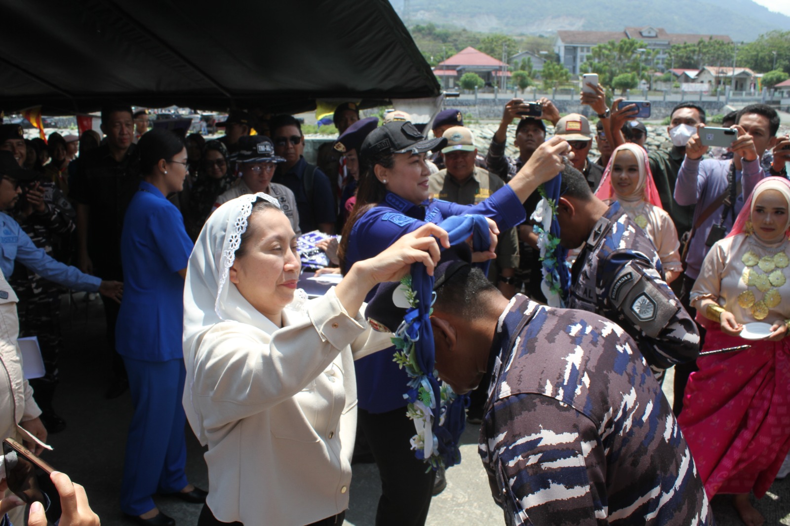 KRI Teluk Ende 517 Sandar di Donggala, Gelar Misi Kemanusiaan dalam Rangka HUT TNI AL ke-80