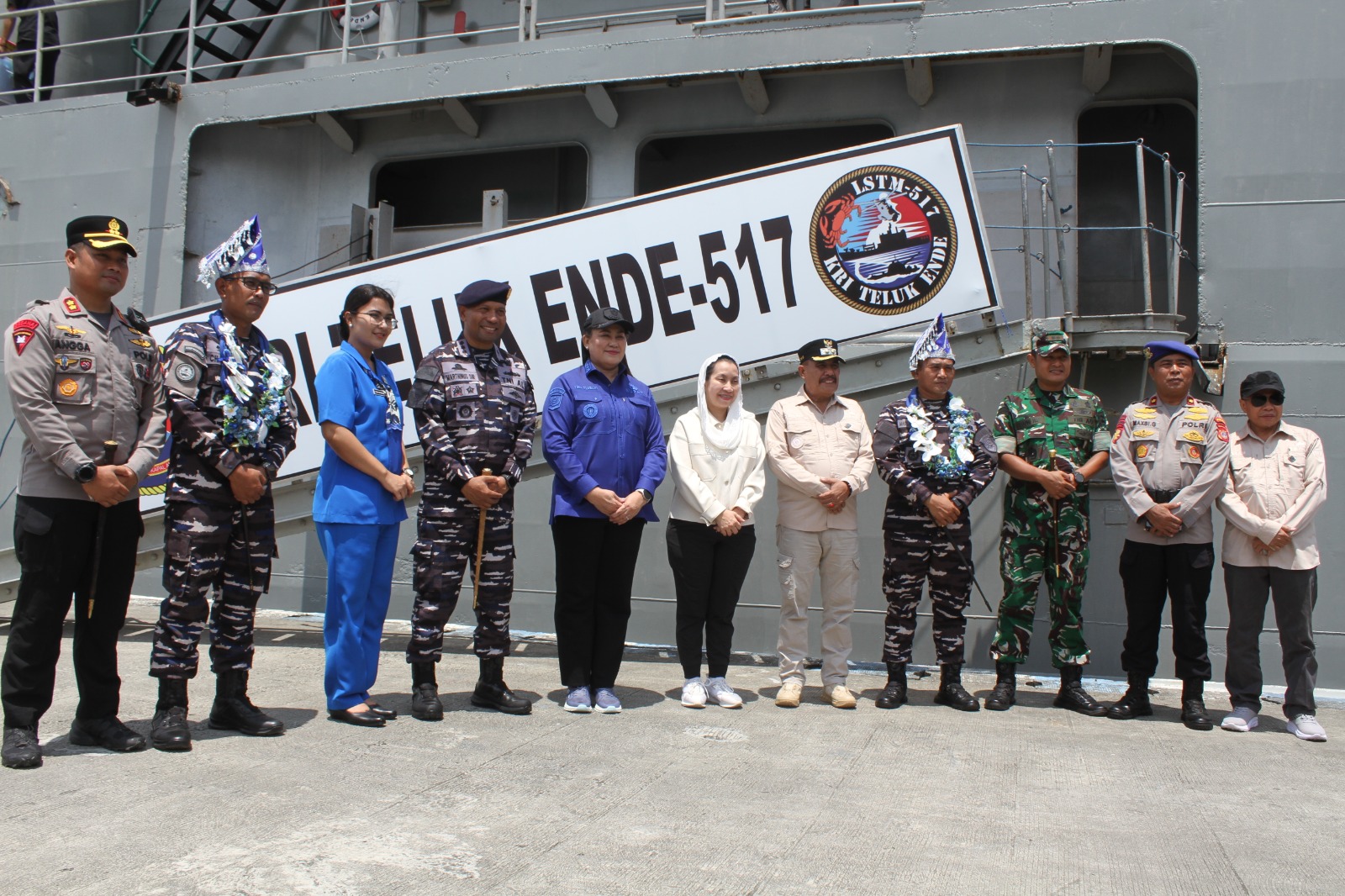 KRI Teluk Ende 517 Sandar di Donggala, Gelar Misi Kemanusiaan dalam Rangka HUT TNI AL ke-80