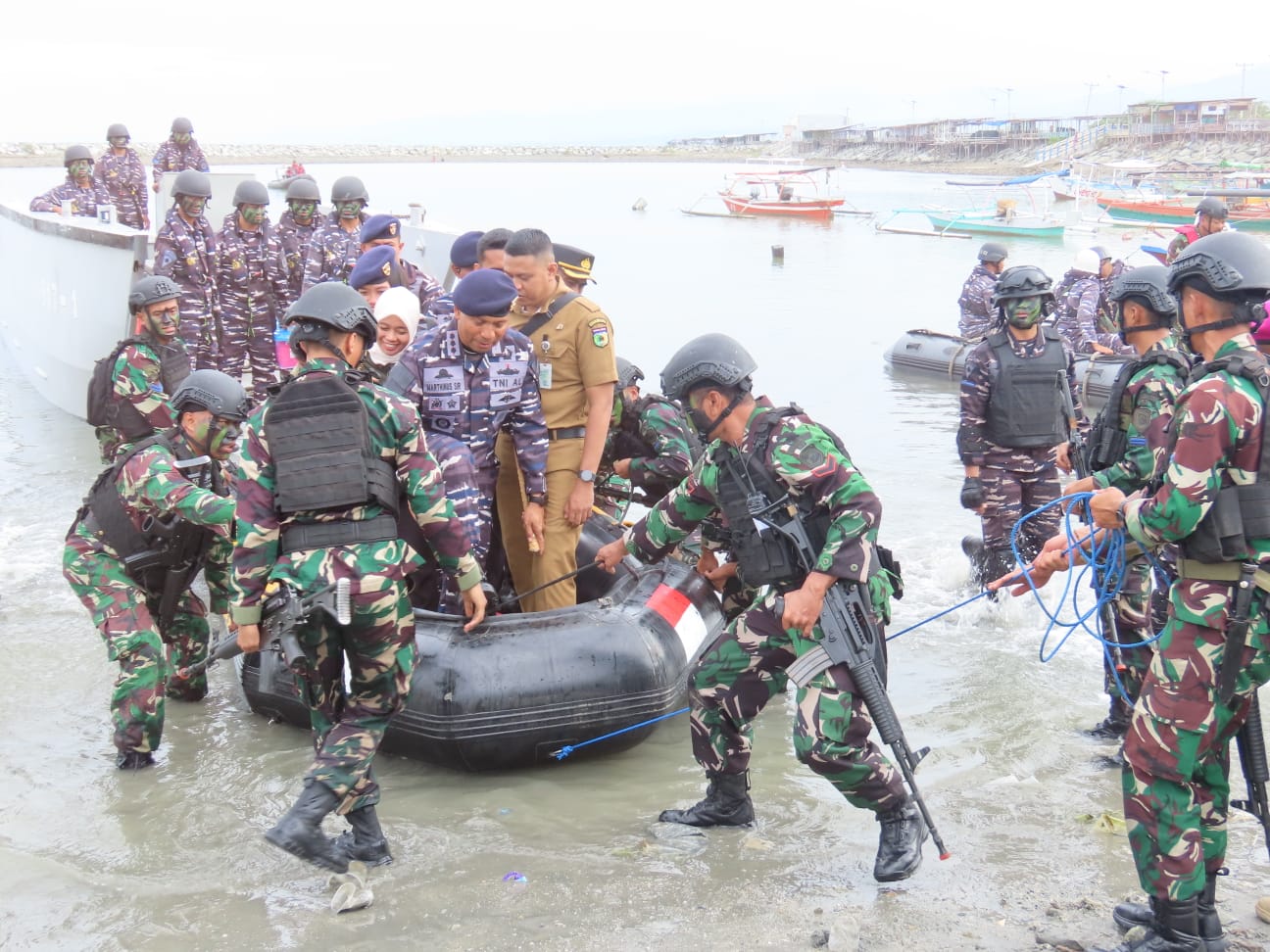 KRI Teluk Ende-517 Berlabuh di Palu, Lanjutkan Misi Trisila dengan Latihan dan Aksi Sosial