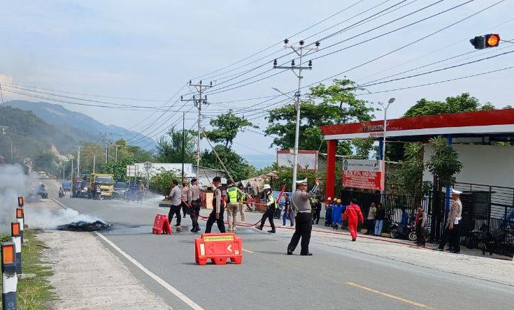 Polres Donggala Terjunkan Personel Lakukan Pengamanan Humanis Aksi Unjuk Rasa Forum Masyarakat Desa Loli Oge