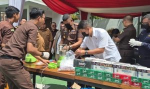 Kejaksaan Negeri Samarinda Musnahkan 70 Ribu Batang Rokok Ilegal Kejaksaan Negeri Samarinda Musnahkan 70 Ribu Batang Rokok Ilegal