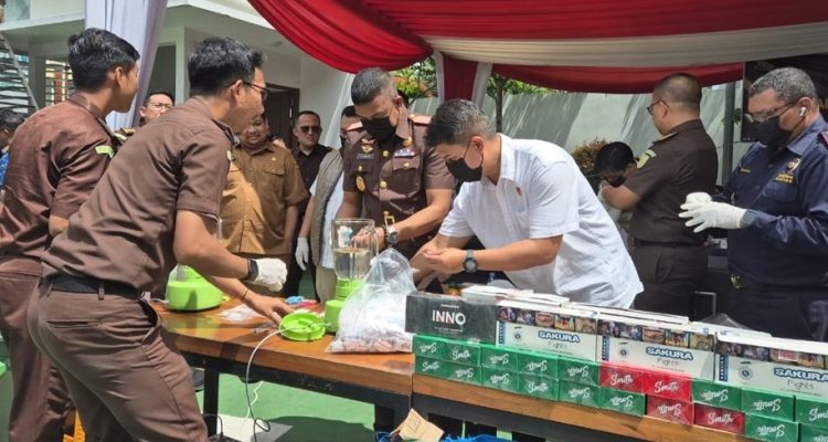 Kejaksaan Negeri Samarinda Musnahkan 70 Ribu Batang Rokok Ilegal