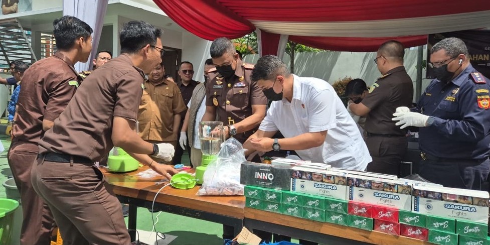 Kejaksaan Negeri Samarinda Musnahkan 70 Ribu Batang Rokok Ilegal Kejaksaan Negeri Samarinda Musnahkan 70 Ribu Batang Rokok Ilegal