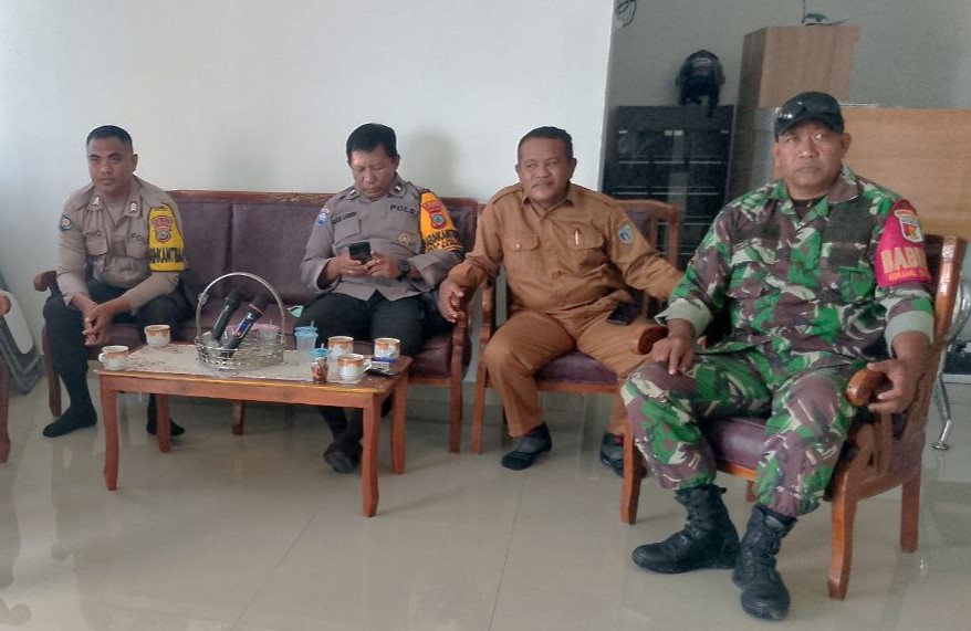 Kepala Desa Loli Oge Terima Kunjungan Bhabinkamtibmas dan Babinsa, Perkuat Sinergi Keamanan Wilayah Kepala Desa Loli Oge Terima Kunjungan Bhabinkamtibmas dan Babinsa, Perkuat Sinergi Keamanan Wilayah