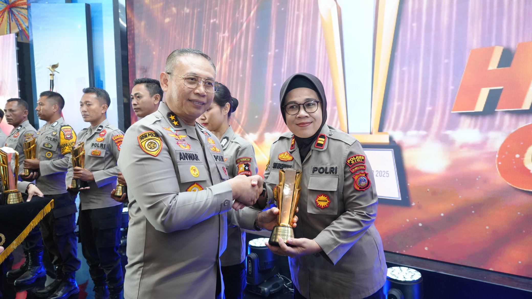 IPTU Siti Elminawati Raih Juara 1 Hoegeng Corner 2025, Polwan Polres Sigi Persembahkan Prestasi untuk Perlindungan Perempuan dan Anak IPTU Siti Elminawati Raih Juara 1 Hoegeng Corner 2025, Polwan Polres Sigi Persembahkan Prestasi untuk Perlindungan Perempuan dan Anak