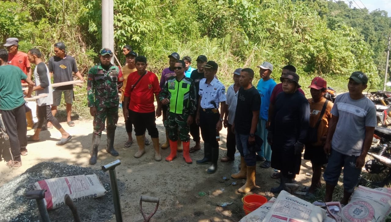 Gotong Royong Dua Desa di Balaesang Tanjung Perbaiki Jalan Rusak Parah