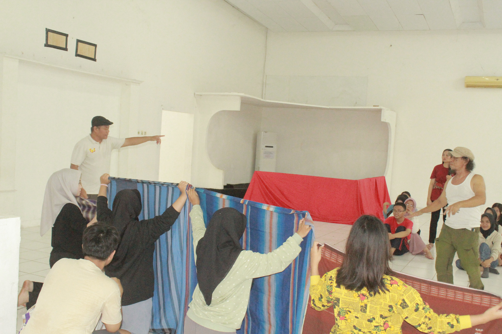 Seniman Masuk Sekolah: Menumbuhkan Kreativitas dan Karakter Lewat Seni Teater di SMAN 1 Palu Seniman Masuk Sekolah: Menumbuhkan Kreativitas dan Karakter Lewat Seni Teater di SMAN 1 Palu