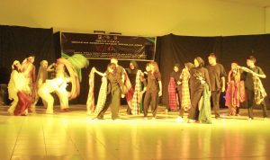 Teater SMA Negeri 1 Palu Suguhkan Lakon “Tana Sanggamu” dalam Gelar Karya Gerakan Seniman Masuk Sekolah Teater SMA Negeri 1 Palu Suguhkan Lakon “Tana Sanggamu” dalam Gelar Karya Gerakan Seniman Masuk Sekolah