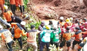 TNI dan Tim SAR Kerahkan Kekuatan Penuh Cari Korban Longsor TNI dan Tim SAR Kerahkan Kekuatan Penuh Cari Korban Longsor