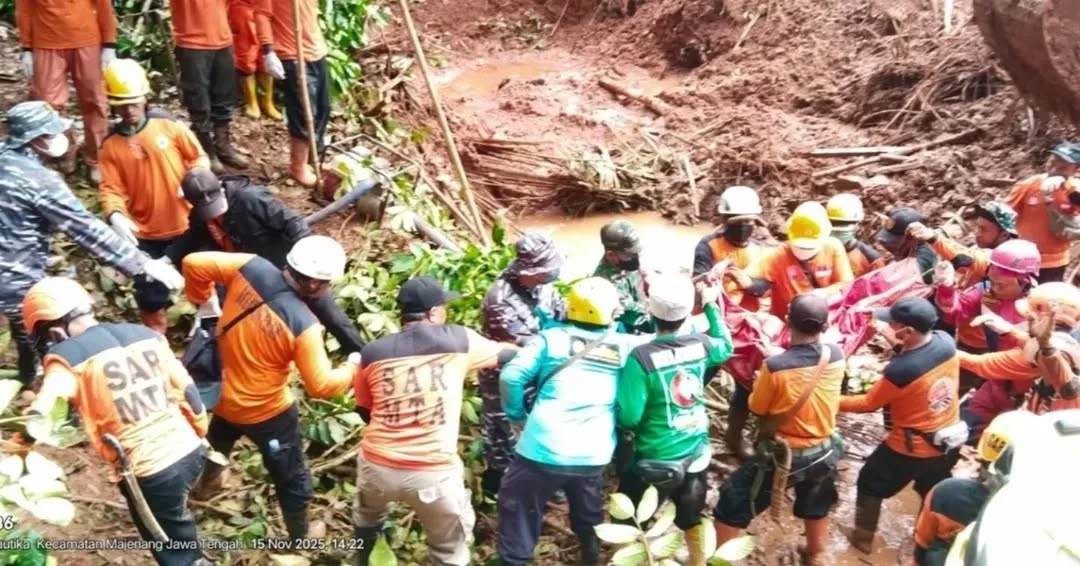 TNI dan Tim SAR Kerahkan Kekuatan Penuh Cari Korban Longsor